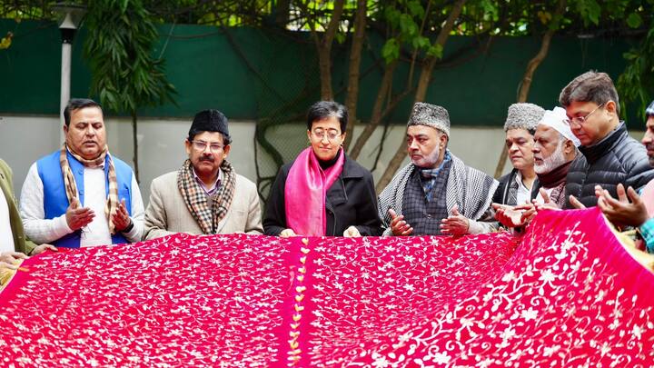 इसके साथ ही दिल्ली की सीएम आतिशी और कैबिनेट मंत्री इमरान हुसैन ने भी हज़रत ख्वाजा मोइनुद्दीन चिश्ती के उर्स पर पवित्र चादर भेजी है. सीएम आतिशी ने भी अजमेर शरीफ से दिल्ली समेत पूरे देश में आपसी भाईचारे, अमन चैन और तरक्की के लिए कामना की है.