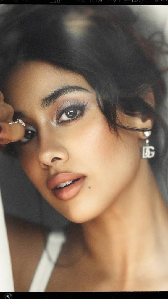 डीपनेक टॉप पहन जाह्नवी ने इंटरनेट पर मचाया तहलका