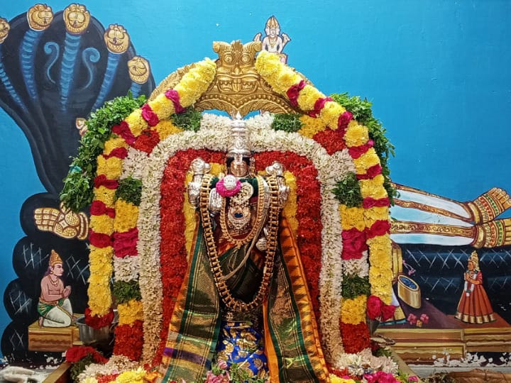 கரூர் ரங்கநாதர் சுவாமி ஆலயத்தில்இன்று வைகுண்ட ஏகாதசி பகல் பத்து ஏழாம் நாள் சுவாமி திருவீதி உலா