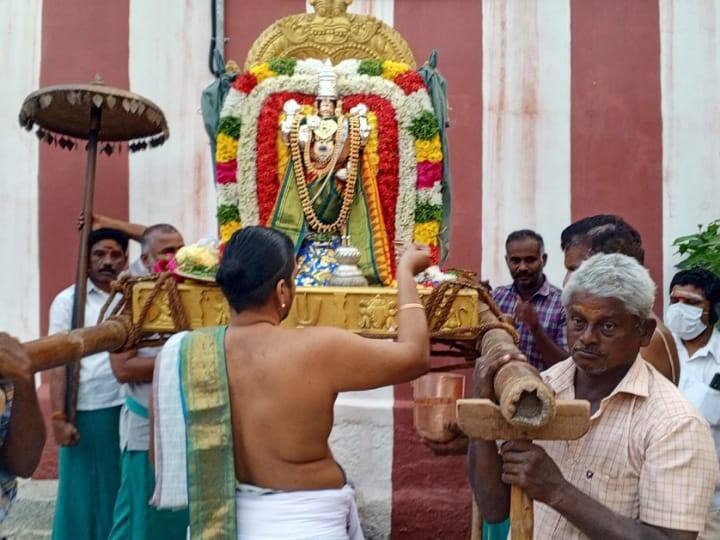 கரூர் ரங்கநாதர் சுவாமி ஆலயத்தில்இன்று வைகுண்ட ஏகாதசி பகல் பத்து ஏழாம் நாள் சுவாமி திருவீதி உலா