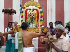 கரூர் ரங்கநாதர் சுவாமி ஆலயத்தில்இன்று வைகுண்ட ஏகாதசி பகல் பத்து ஏழாம் நாள் சுவாமி திருவீதி உலா