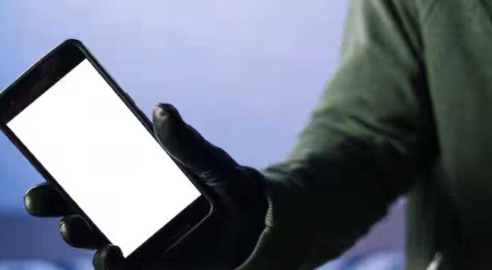 ਜੇ ਤੁਹਾਡੇ ਫੋਨ 'ਤੇ ਅਜਿਹੀਆਂ ਐਪਸ ਦਿਖਾਈ ਦਿੰਦੀਆਂ ਹਨ ਜੋ ਤੁਸੀਂ ਡਾਊਨਲੋਡ ਨਹੀਂ ਕੀਤੀਆਂ ਹਨ, ਤਾਂ ਇਹ ਖ਼ਤਰੇ ਦੀ ਘੰਟੀ ਹੈ। ਹੋ ਸਕਦਾ ਹੈ ਕਿ ਇਹ ਐਪਸ ਹੈਕਰਾਂ ਦੁਆਰਾ ਸਥਾਪਿਤ ਕੀਤੀਆਂ ਗਈਆਂ ਹੋਣ ਅਤੇ ਤੁਹਾਡੇ ਡੇਟਾ ਨੂੰ ਚੋਰੀ ਕਰਨ ਲਈ ਤਿਆਰ ਕੀਤੀਆਂ ਗਈਆਂ ਹੋਣ।