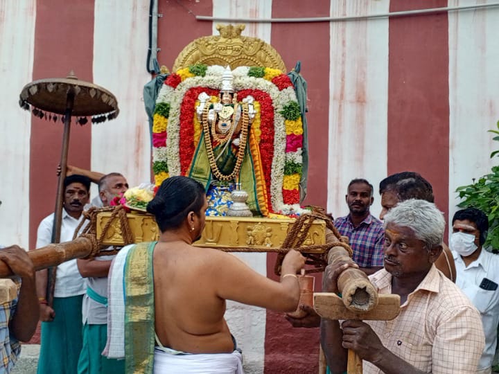 கரூர் ரங்கநாதர் சுவாமி ஆலயத்தில்இன்று வைகுண்ட ஏகாதசி பகல் பத்து ஏழாம் நாள் சுவாமி திருவீதி உலா