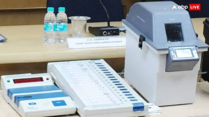 ईवीएम पर उठे सवालों का चुनाव आयोग ने स्पष्ट जवाब दिया. उन्होंने बताया कि ईवीएम की बैट्री उसी दिन सील की जाती है जिस दिन मतदान होगा और मॉक पोल के बाद मतदान रिकॉर्ड किया जाता है. ईवीएम की गिनती तब शुरू होती है जब फॉर्म 17 सी प्राप्त होता है.