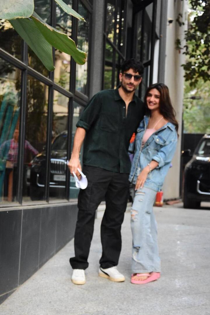 బాలీవుడ్ స్టార్ సైఫ్ అలీ ఖాన్ వారసుడు, హీరోయిన్ సారా అలీ ఖాన్ సోదరుడు, త్వరలో వెండితెరకు పరిచయం కాబోతున్న ఇబ్రహీం ఖాన్‌తో ముంబైలోని ఓ స్టూడియో బయట శ్రీ లీల కనిపించింది. కెమెరా కంటికి చిక్కింది.