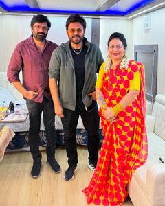 Sreemukhi Family with Venkatesh : వెంకీమామతో శ్రీముఖి ఫ్యామిలీ ఫోటోలు.. సంక్రాంతికి వస్తున్నాం ప్రీ రిలీజ్ ఈవెంట్​ వైబ్స్ మామూలుగా లేవుగా