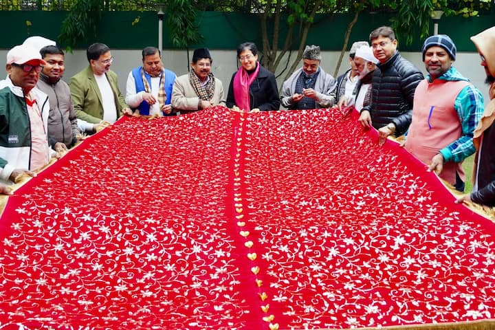 दिल्ली के मंत्री हुसैन ने आगे कहा कि अजमेर शरीफ दरगाह देश में सांप्रदायिक सद्भाव और भाईचारे का प्रतीक है. हजरत ख्वाजा मोइनुद्दीन चिश्ती एक प्रख्यात सूफी संत थे जिनके भक्त और अनुयायी दुनिया के हर देश में मौजूद हैं. हर साल उर्स के दौरान सभी धर्म-संप्रदाय से जुड़े लोग बड़ी संख्या में अजमेर शरीफ में मन्नत मांगने पहुंचते हैं. इमरान हुसैन ने माना कि सूफी-संतों का योगदान न सिर्फ हमारे सामाजिक ताने-बाने को मजबूत करते हैं साथ ही उनके विचार भी अनुकरणीय होते हैं जिसे हम अपने जीवन में उतारते हैं.