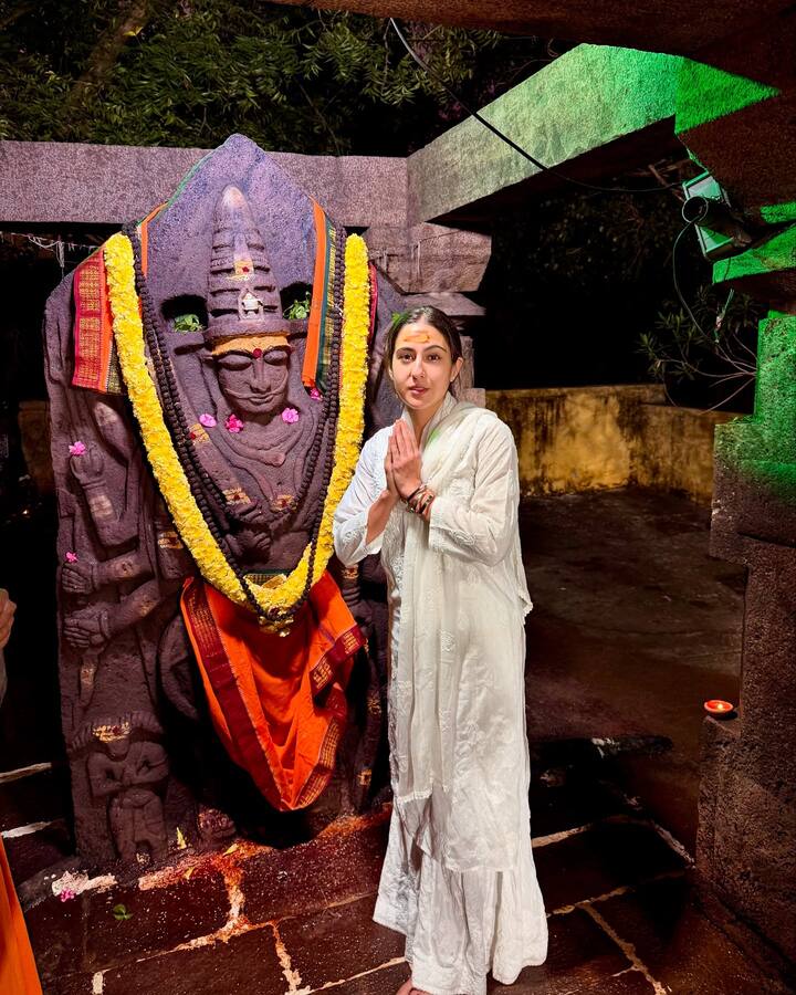 या फोटोंमध्ये अभिनेत्री कधी देवासमोर डोकं टेकवताना तर कधी हात जोडून पूजा करताना दिसत होती.