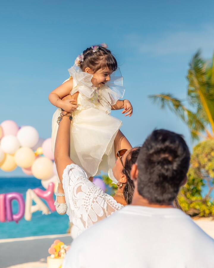 पण 2002 मध्ये दोघे वेगळे झाले. त्याचप्रमाणे जॉन अब्राहम आणि बिपाशा यांचे नातेही चर्चेत होते. दोघांचे 9 वर्षे एकमेकांशी नाते होते पण ब्रेकअप झाले. नंतर त्याचे नाव राणा दग्गुबती, हरमन बावेजा आणि सैफ यांच्याशीही जोडले गेले.