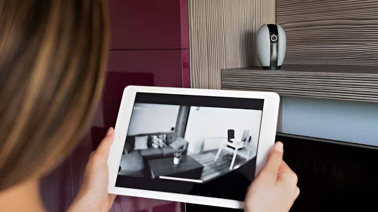 How to find hidden camera in hotel room just follow these simple steps tech tips hindi क्या आपके होटल रूम में है Hidden Camera? इन तरीकों से तुरंत लगाएं पता