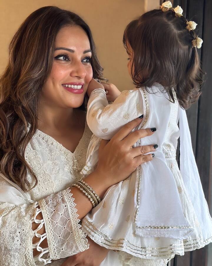 तिला एक छोटी बहीण विजेता आणि मोठी बहीण बिदिशा आहे. बिपाशाच्या नावाचा अर्थ खोल, गडद आणि इच्छा आहे.