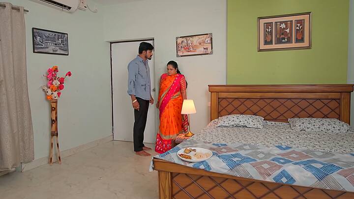 రుద్ర భోజనం చేస్తుంటే రేణుక పక్కనే నిల్చుని ఉంటుంది. రుద్ర రేణుక జుట్టు పట్టుకుని సత్యను చూసి రెచ్చిపోతున్నావ్ నేను వచ్చినా కుక్కిన పేనులా పడి ఉండు లేదంటే అయిపోతావ్ అని బెదిరిస్తాడు