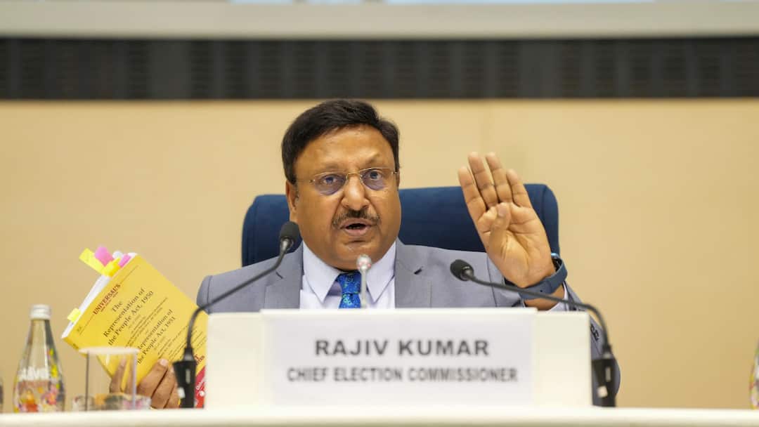 election-delhi-2025-tech-powered-cvigil-suvidha-voter-helpline-app-how-to-use-report-malpractices-moral-code-of-conduct-mcc-violation Election Delhi 2025: CEC Rajiv Kumar Urges Citizens To Report Election Malpractices On cVigil App, Here's How You Can Do It