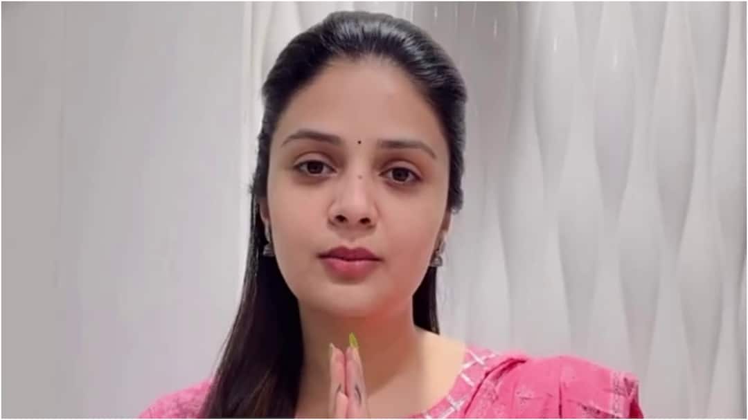 Anchor Sreemukhi apologizes for her comments on Lord Sri Rama Lakshmana during Sankranthiki Vasthunnam event Sreemukhi: నేనూ హిందువే... నన్ను క్షమించండి - రామ లక్ష్మణులపై కామెంట్స్‌ చేసి సారీ చెప్పిన శ్రీముఖి