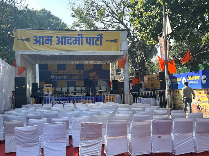 अक्सर देखा गया है कि आम आदमी पार्टी की रैलियों में, जनसभाओं में और प्रेस वार्ता में नीला रंग सबसे ज्यादा देखने को मिलता है लेकिन आज जिस तरीके से नीले के साथ भगवा नजर आया, वह कई संदेश दे रहा है.