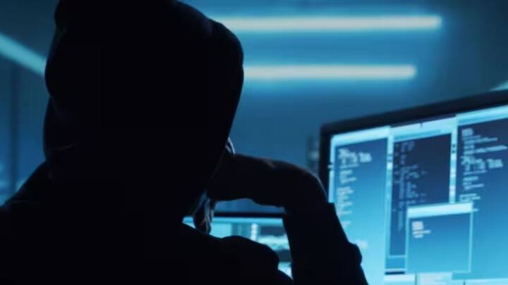 बहुत से लोगों को साइबर ठग जाॅब का लालच देकर भी ठगने की कोशिश कर रहे हैं. इसमें ठग लोगों को उनके फोन नंबर पर, व्हाट्सएप नंबर पर या फिर ईमेल पर जॉब दिलाने के लिए मैसेज करते हैं. और लोगों के साथ ठगी कर देते हैं.