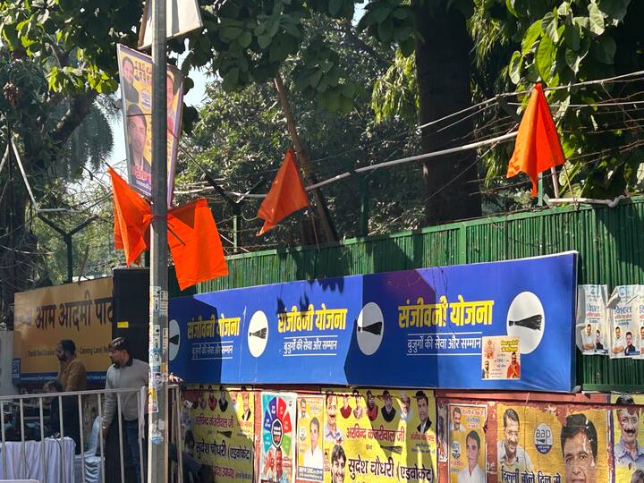 एबीपी न्यूज़ ने अरविंद केजरीवाल से मिलने आए पुजारियों से भी बात की तो उन्होंने कहा कि जब भी चुनाव आता है तो सभी राजनीतिक दल बड़े-बड़े वादे करते हैं. ऐसे वादे केवल चुनाव से पहले नहीं करने चाहिए. वहीं, कुछ पुजारी भरोसा तो कर रहे हैं लेकिन विश्वास नहीं कर पा रहे.