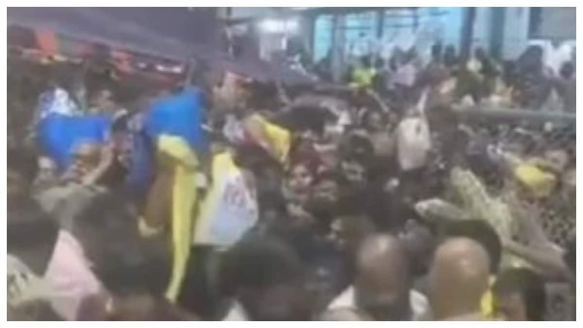 Tirumala Stampede: తిరుమల తొక్కిసలాట ఘటనపై సీఎం చంద్రబాబు దిగ్భ్రాంతి- టీటీడీ ఈవోతో అత్యవసర భేటీ