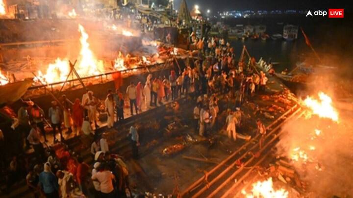 वाराणसी को कालों के काल महादेव शिव की भूमि माना जाता है. यहां पर मृत्यु के बाद शव में रोने की नहीं, ढोल-नगाड़े बजाने की परंपरा है.