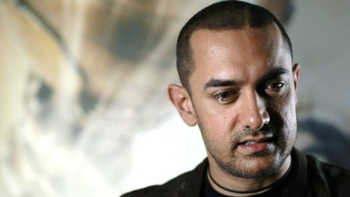 4. Amir Khan: The trend of method dressing in not very new to Bollywood. During the promotions of 'Ghajini', Amir Khan embraced a buzzcut that mirrored his character in the film. His bold hairstyle captured his on screen persona and gained attention of the fans. (Image Source: Twitter/@Aamir__Online)