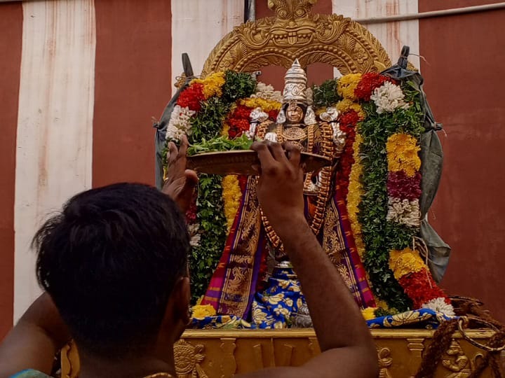 கரூர்  ரங்கநாதர் சுவாமி ஆலயத்தில் வைகுண்ட ஏகாதசி முன்னிட்டு  எட்டாம் நாள் சுவாமி திருவீதி உலா