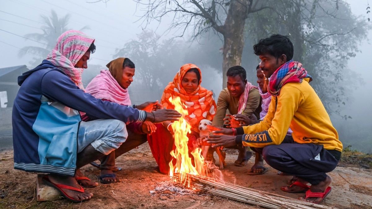 UP Weather Update: यूपी में ठंड का तांडव, गाजियाबाद में सीजन का सबसे ठंडा दिन, 57 जिलों में कोल्ड डे का अलर्ट