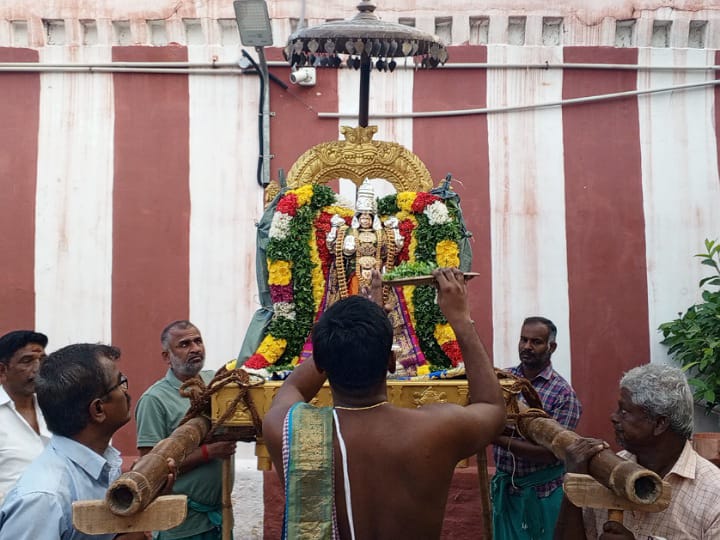 கரூர்  ரங்கநாதர் சுவாமி ஆலயத்தில் வைகுண்ட ஏகாதசி முன்னிட்டு  எட்டாம் நாள் சுவாமி திருவீதி உலா