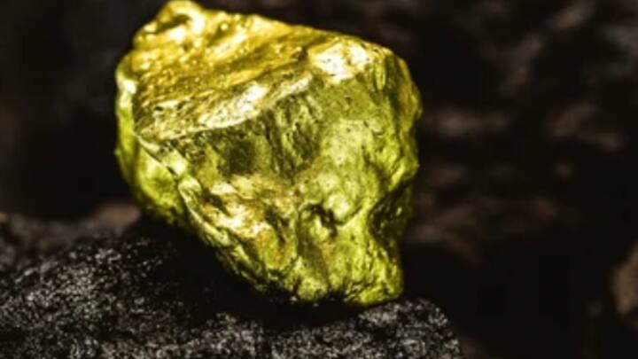 बिजनेस टुडे की रिपोर्ट के मुताबिक मोनाश यूनिवर्सिटी के वैज्ञानिकों ने प्रयोगों के दौरान भूकंपीय तनाव की नकल करते हुए क्वार्ट्ज से सोना निकाला. टेंशन से बने इलेकट्रोमैगनेटिक एरिया ने क्वार्ट्ज की सतह पर छोटे-छोटे सोने के कण छोड़ दिए.