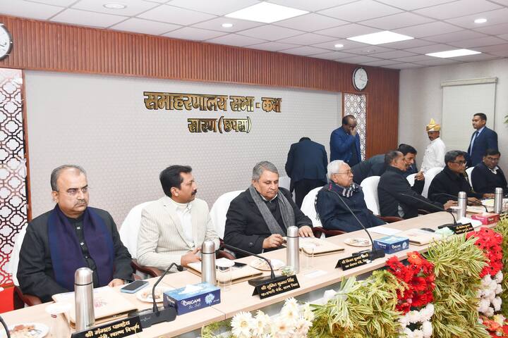 समीक्षात्मक बैठक में सारण जिला के जिलाधिकारी अमन समीर ने प्रस्तुतीकरण के माध्यम से सारण जिले के विकासात्मक योजनाओं की प्रगति एवं उपलब्धि के संबंध में विस्तृत जानकारी दी. इस दौरान डीएम ने बिहार स्टूडेंट क्रेडिट कार्ड योजना, मुख्यमंत्री निश्चय स्वयं सहायता भत्ता योजना, कुशल युवा कार्यक्रम, हर घर नल का जल एवं उनका अनुरक्षण, हर घर तक पक्की गली-नाली, समेत कई योजनाओं की विस्तृत जानकारी दी.