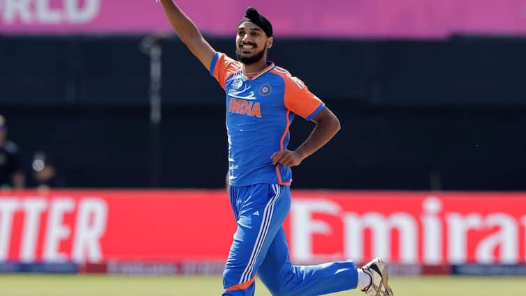 Arshdeep Singh leading wicket taker of india t20 internationals yuzvendra chahal Arshdeep Singh : டி20 போட்டியில் அர்ஷ்தீப் செய்த  சம்பவம்.. சாஹலை பின்னுக்கு தள்ளி சாதனை!