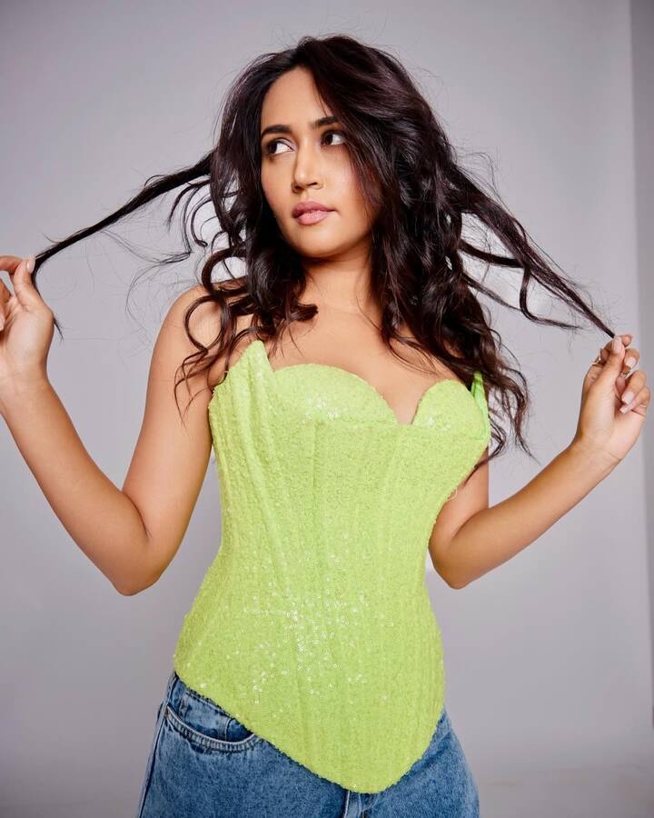 सान्विका ही मूळची मध्य प्रदेशातील जबलपूरची रहिवासी आहे. त्यांनी इंजिनियरिंगचं शिक्षण घेतलं आहे.