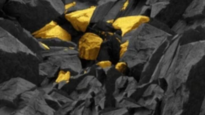 भूकंप का ज्यादा दबाव क्वार्ट्ज में इलेकट्रोमैगनेटिक एरिया बनाता है. यह एरिया सोने के निर्माण के लिए जरूरी है, जिसे पीजोइलेक्ट्रिक इफेक्ट कहते हैं.