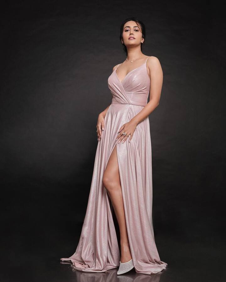 सान्विका सोशल मीडियावर खूप सक्रिय असते. तिचे इंस्टाग्रामवर 490 हजार फॉलोअर्स आहेत. दररोज अभिनेत्री तिच्या ग्लॅमरस फोटोंद्वारे सोशल मीडियावर चाहत्यांचं लक्ष वेधून घेते.