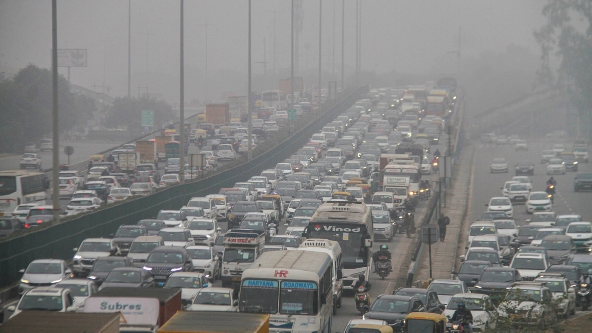 Delhi Weather: दिल्ली में कड़ाके की ठंड से अभी नहीं मिलेगी राहत, कोहरे ने रोकी ट्रेनों की रफ्तार, 300 फ्लाइट्स लेट