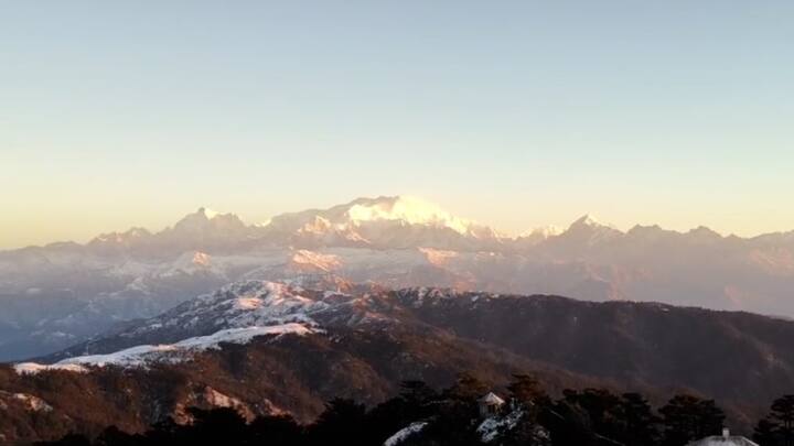এদিকে সান্দাকফুতে রয়েছে খারাপ আবহাওয়া তৈরি হয়েছে। হাওয়া অফিস সূত্রে খবর, চলছে শিলাবৃষ্টি  ।