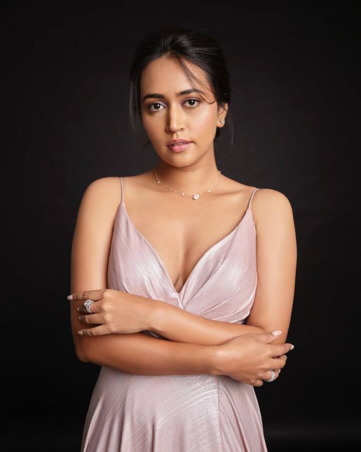 'पंचायत' सीरीजमधील प्रधानजींची मुलगी 'रिंकी'चा ऑनस्क्रीन साधा भोळा लूक प्रेक्षकांच्या खूपच मनात भरला. मात्र,  'पंचायत'मध्ये साधी भोळी दिसणारी साविका खऱ्या आयुष्यात खूपच ग्लॅमरस आहे.