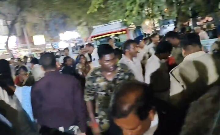 बैकुंठ द्वार के दर्शन के लिए भारी संख्या में भीड़ जुटती है. मंदिर की ओर दी गई जानकारी के मुताबिक, 10 जनवरी से 19 जनवरी तक वैकुंठ द्वार खुला रहेगा.