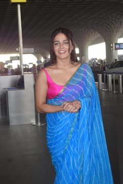 स्लीव्लेस ब्लाउज और लहरिया साड़ी... कड़कड़ाती ठंड में एयरपोर्ट पर दिखा नेशनल क्रश वामिका गब्बी का सिजलिंग लुक