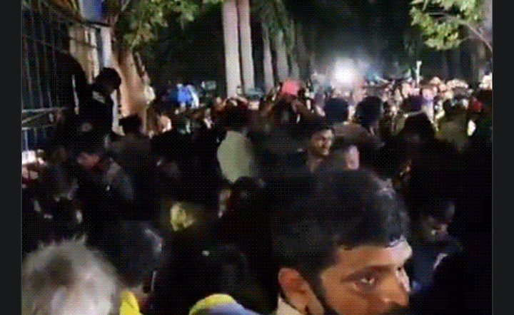 दरअसल मंदिर के तिरुमाला श्रीवारी वैकुंठ द्वार में दर्शन टोकन के लिए तिरुपति में विष्णु निवासम के पास भगदड़ मच गई.