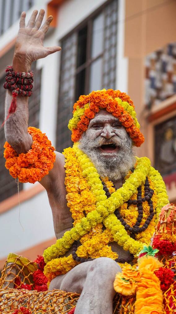 महाकुंभ पहुंच रहे बाबाओं के अलग-अलग रूप