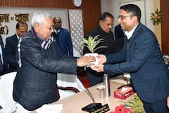 PHOTOS: प्रगति यात्रा के दूसरे चरण में सारण गए सीएम नीतीश, लोगों से की बातचीत, अधिकारियों को दिए निर्देश