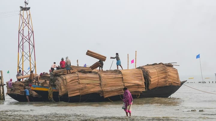 বাংলাদেশের অশান্ত পরিস্থিতির কথা মাথায় রেখে এবার গঙ্গাসাগর মেলা উপলক্ষ্যে নিরাপত্তার কড়াকড়ি। থাকছে ১২০০ CC ক্যামেরা। ড্রোন উড়িয়ে নজর রাখবে পুলিশ।