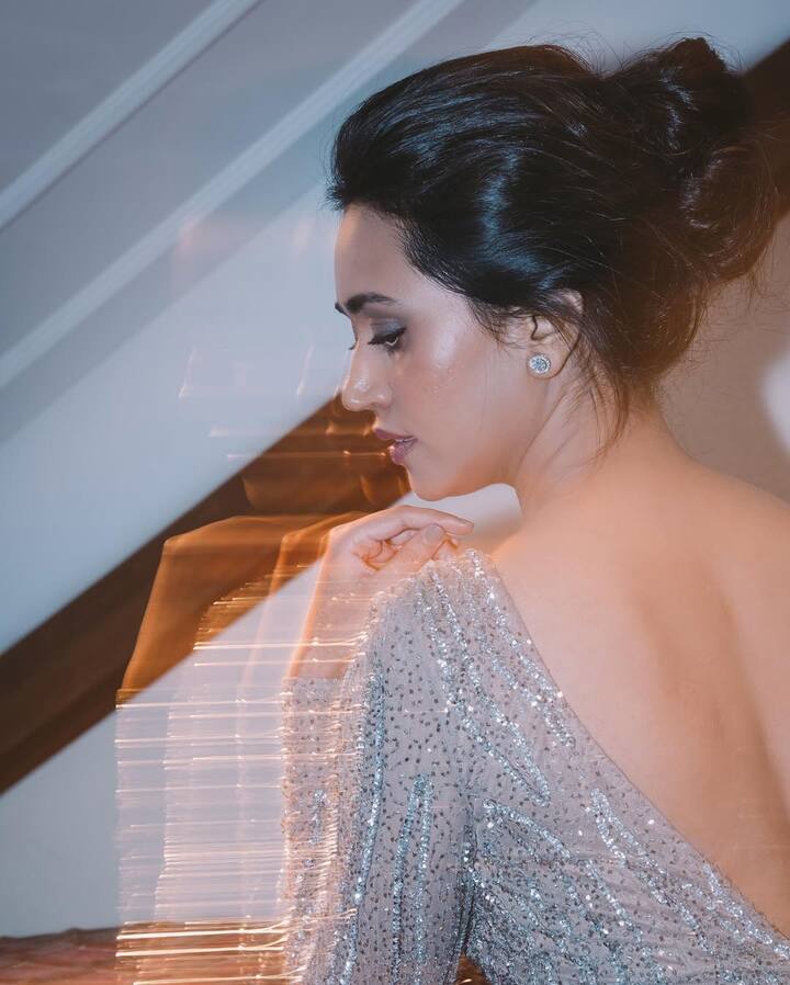 घरच्यांशी खोटं बोलून सान्विका मुंबईत पोहोचली, पण इथे तिला अनेक समस्यांना तोंड द्यावं लागलं.