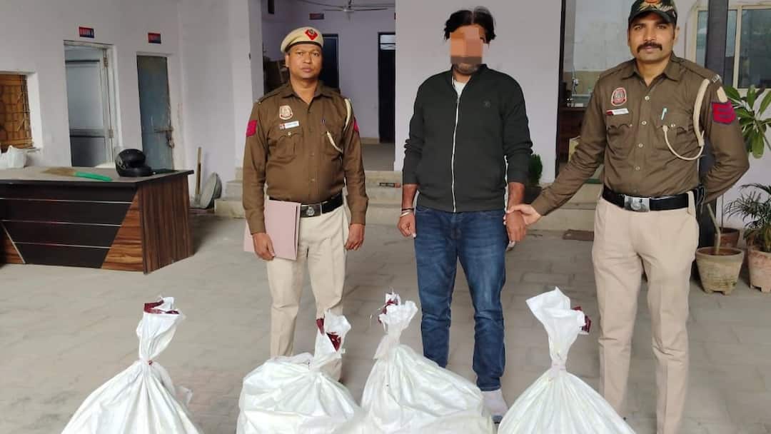 delhi police crackdown 1013 quarters illegal liquor recovered with 4 smugglers after raid ANN 24 घंटे में चार जगहों पर पुलिस की छापेमारी, भारी मात्रा में अवैध शराब के साथ चार तस्कर गिरफ्तार