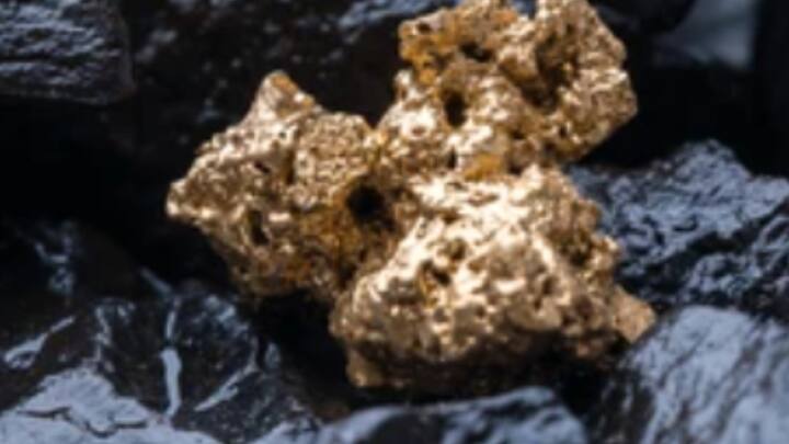 रिसर्चरों का मानना है कि पीजोइलेक्ट्रिक वोल्टेज सोने के क्वार्ट्ज में तैरते हुए दिखने का कारण है. भूकंप के दौरान क्वार्ट्ज में दरारें पड़ जाती हैं. इन दरारों में गहराई में सोना बनता है.