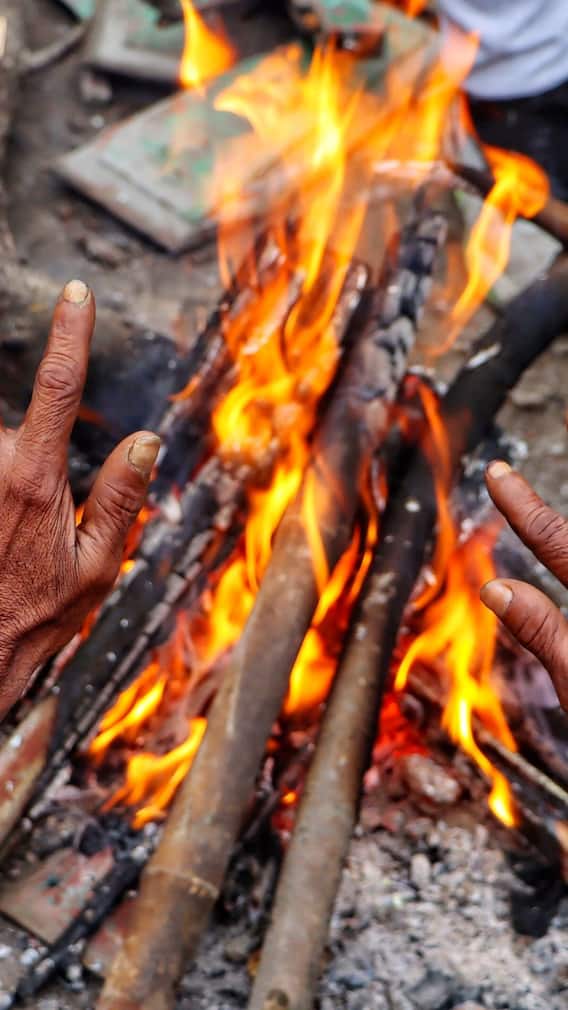 दिल्ली में घने कोहरे के बीच तापमान में भारी गिरावट