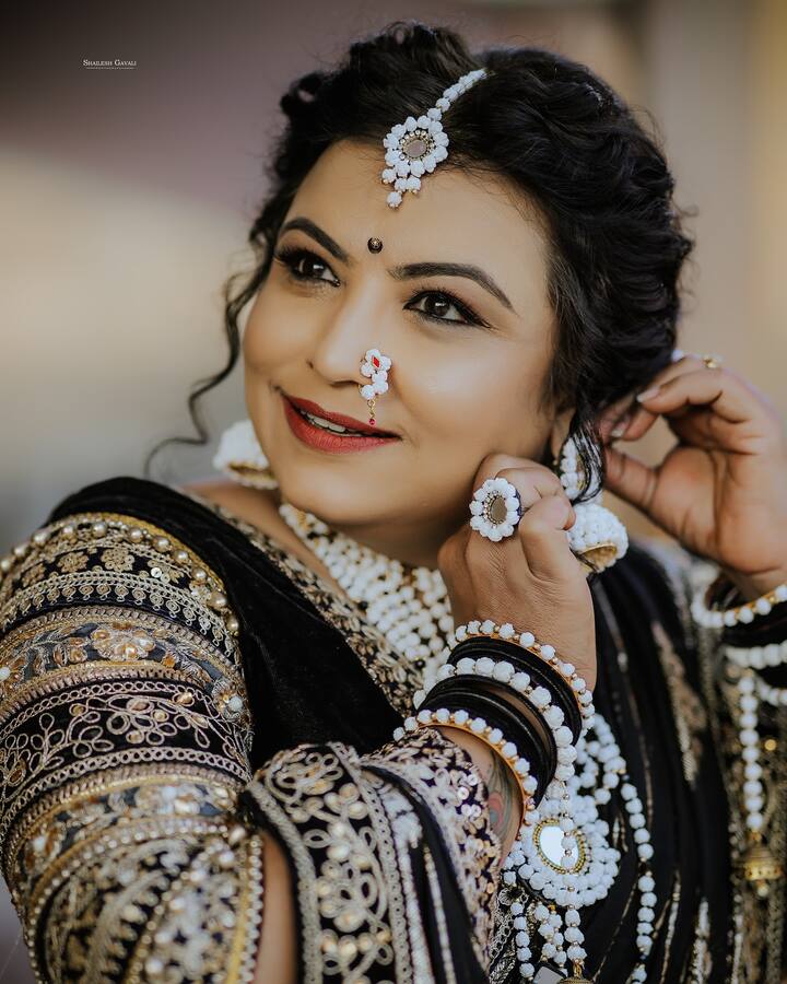 संक्रांती निमित्त अनेक सस्त्रिया काळी साडी नेसून फोटोशूट करतात.