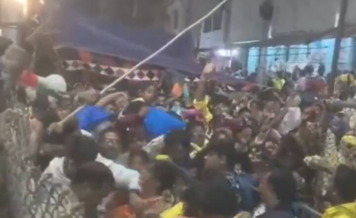 बुधवार (8 जनवरी 2025) की सुबह से ही हजारों भक्त वैकुंठ द्वार के दर्शन के लिए लाइनों में लगे. बता दें वैकुंठ द्वार दस दिनों के लिए खोले गए हैं और इस वजह से टिकट को लेकर भगदड़ मच गई.