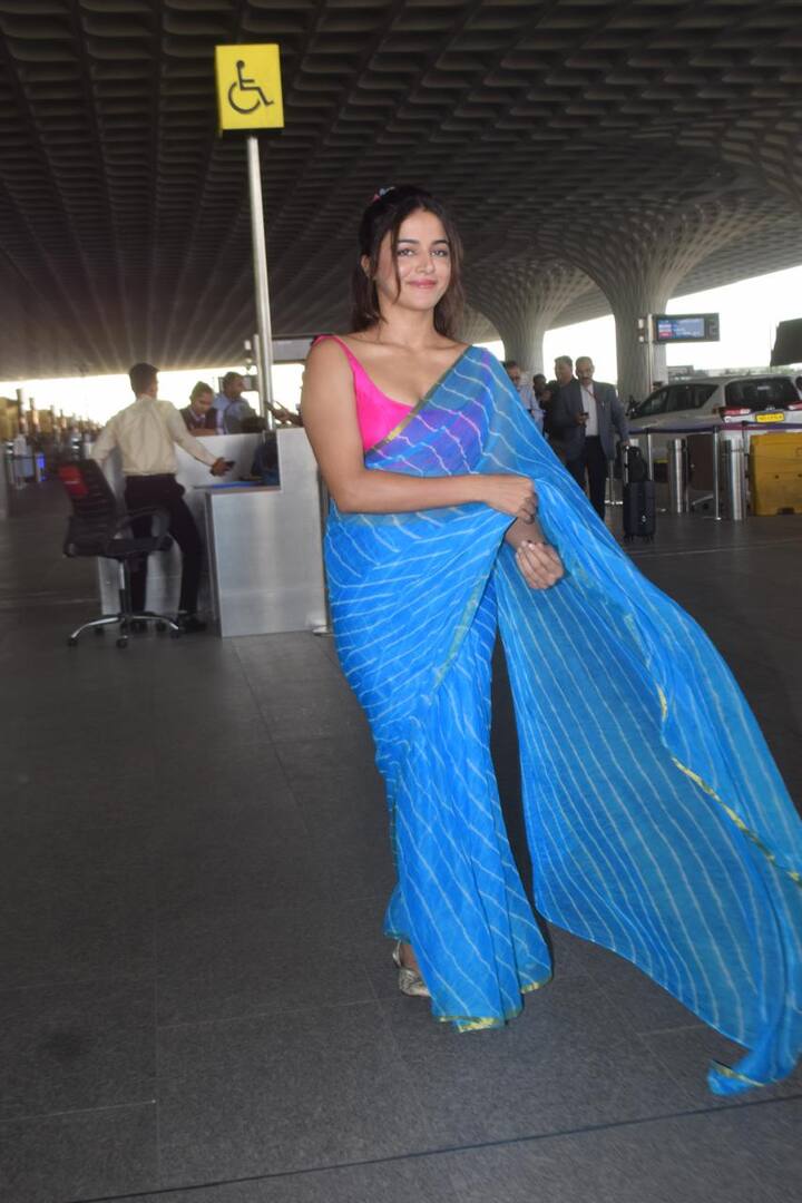 एयरपोर्ट पर स्पॉट हुईं वामिका ने पैपराजी को जमकर पोज दिए. इस दौरान उनकी साड़ी  हवा में लहराती नजर आई.