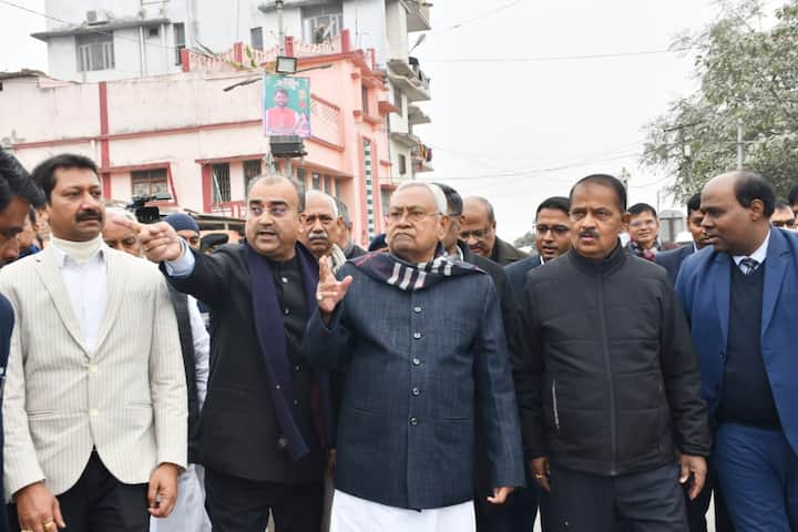 सारण में यात्रा के दौरान एकमा प्रखंड में लोगों के जरिए आवागमन की समस्या से अवगत कराया गया. इस समस्या के निराकरण के लिए एकमा से डुमाइगढ़ तक पथ का चौड़ीकरण एवं मजबूतीकरण किया जाएगा. इस पथ पर छोटे-बड़े एवं भारी वाहनों का आवागमन होता है.  इससे लोगों को आवागमन में काफी सुविधा होगी.